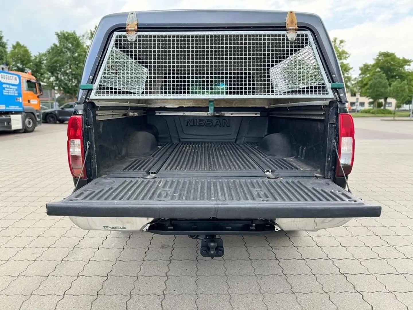 Nissan Navara 2.5-TDCI-Pickup-King-Cab-SE 4 places Чорний - 1
