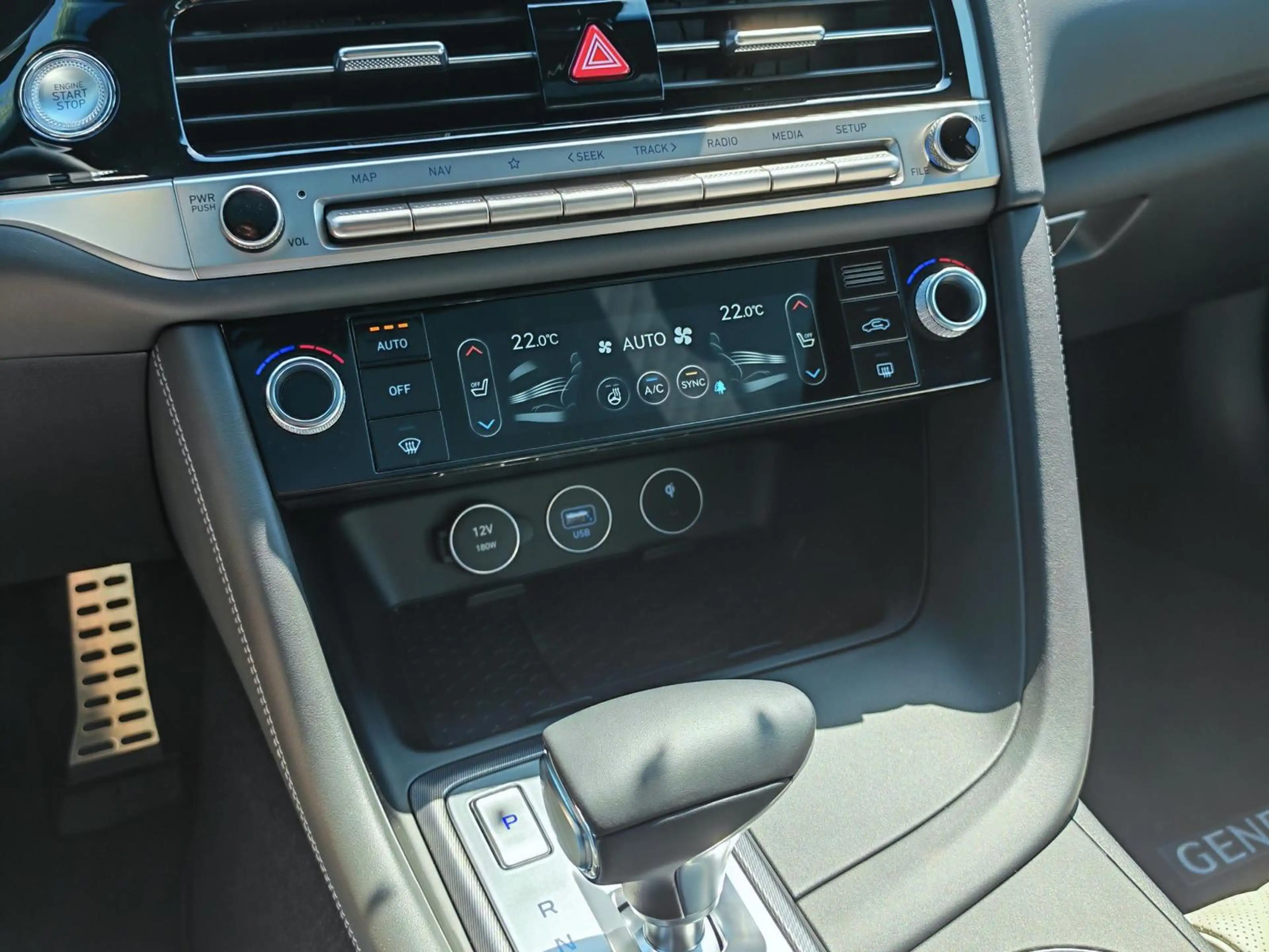 Genesis G70 2.0 T-GDI AWD Sport Innov Nappa Pano Audio — photo 15