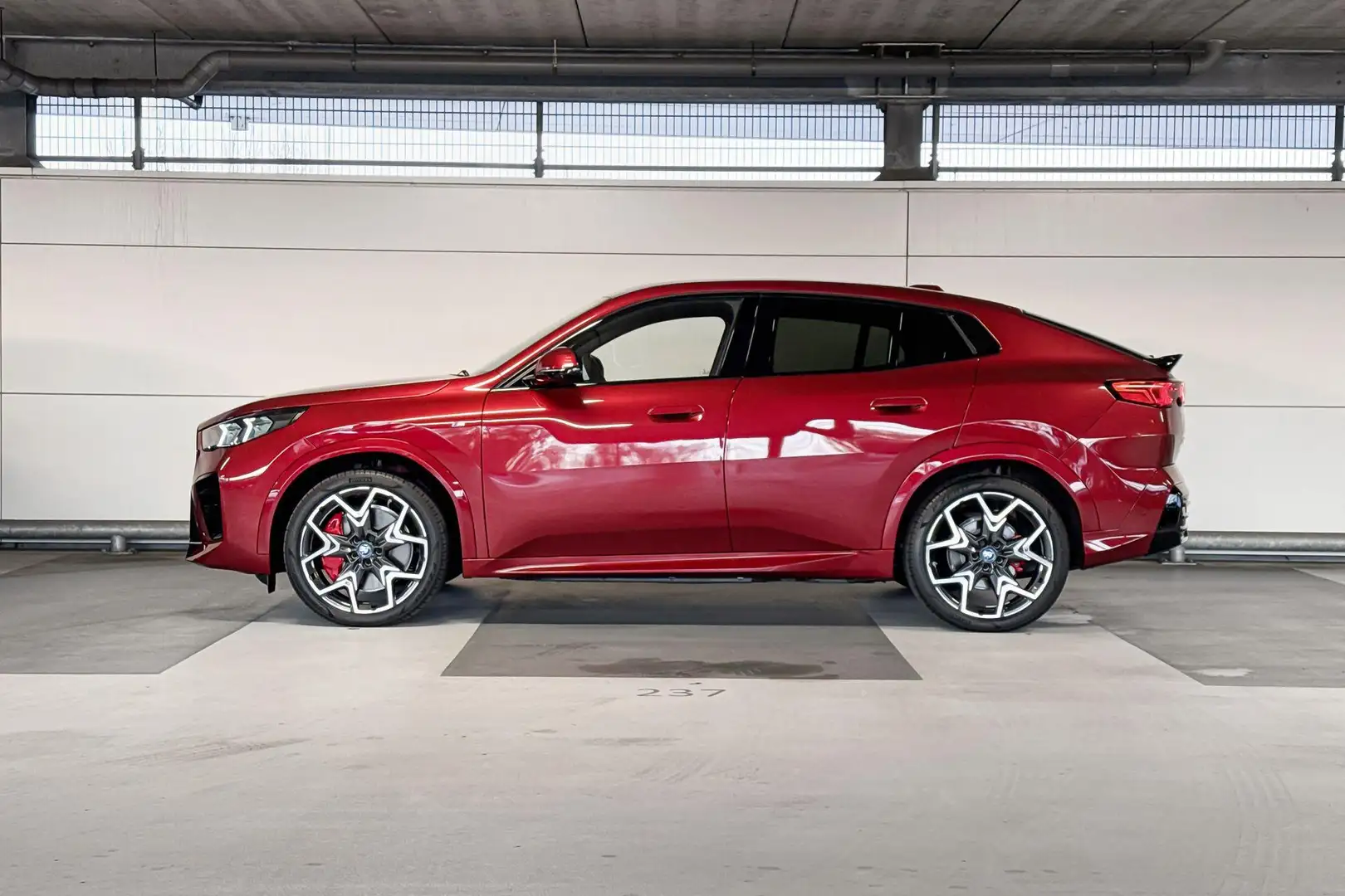 BMW iX2 eDrive20 67 kWh Rood - 2