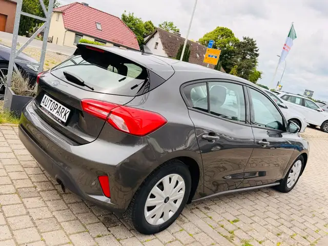 Ford Focus view 6