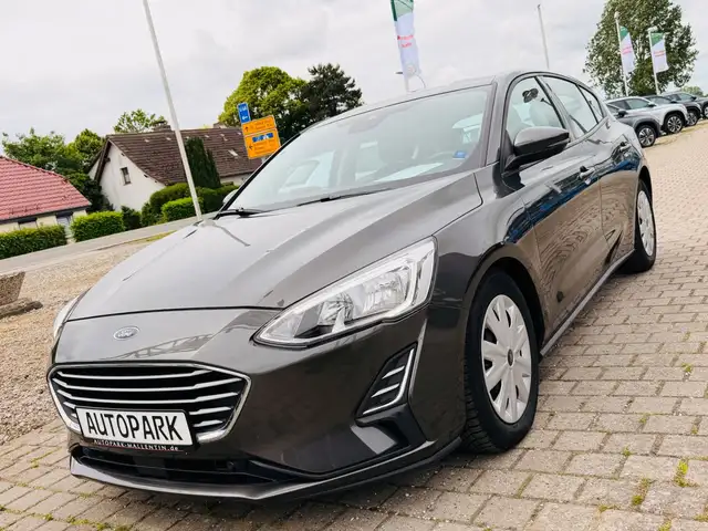 Ford Focus view 3