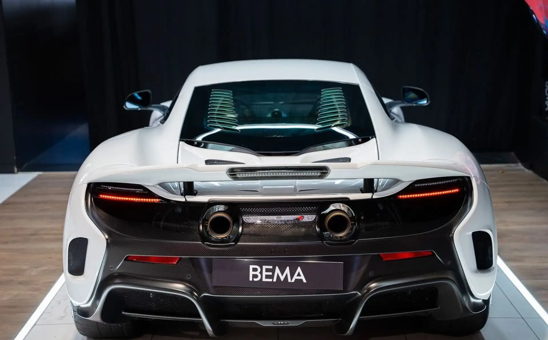 맥라렌 675LT 2017 흰색 사진 4