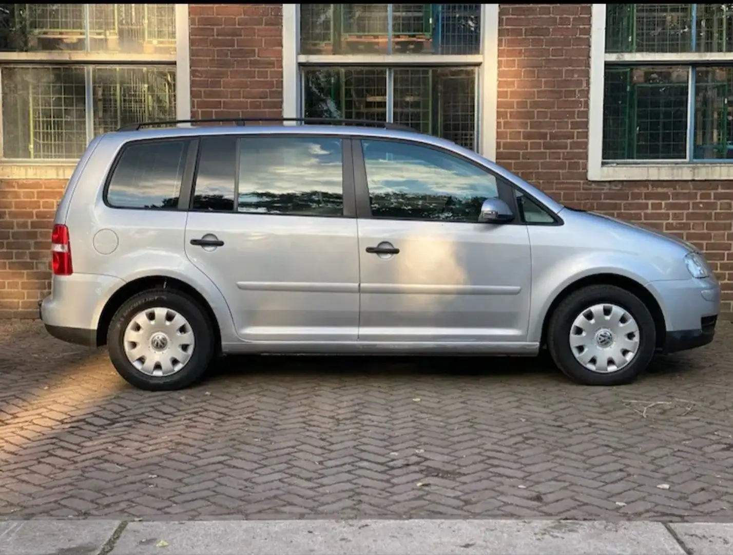 Volkswagen Touran Touran 1.6-16V FSI Business Zilver - 1