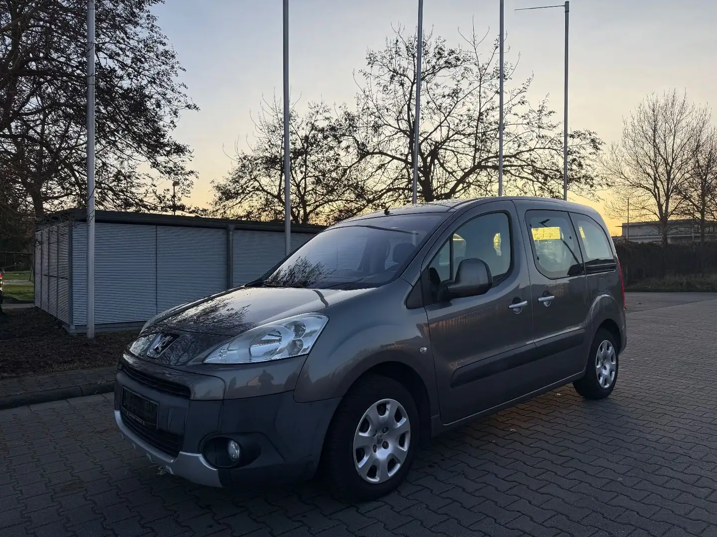 Peugeot Partner Tepee Tendance 1.6 KLIMA*TÜV NEU*PDC* Grau - 1
