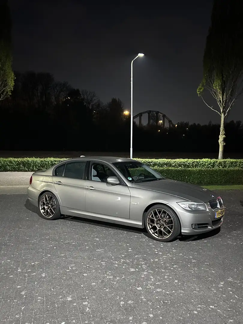 BMW 320 320i - 1