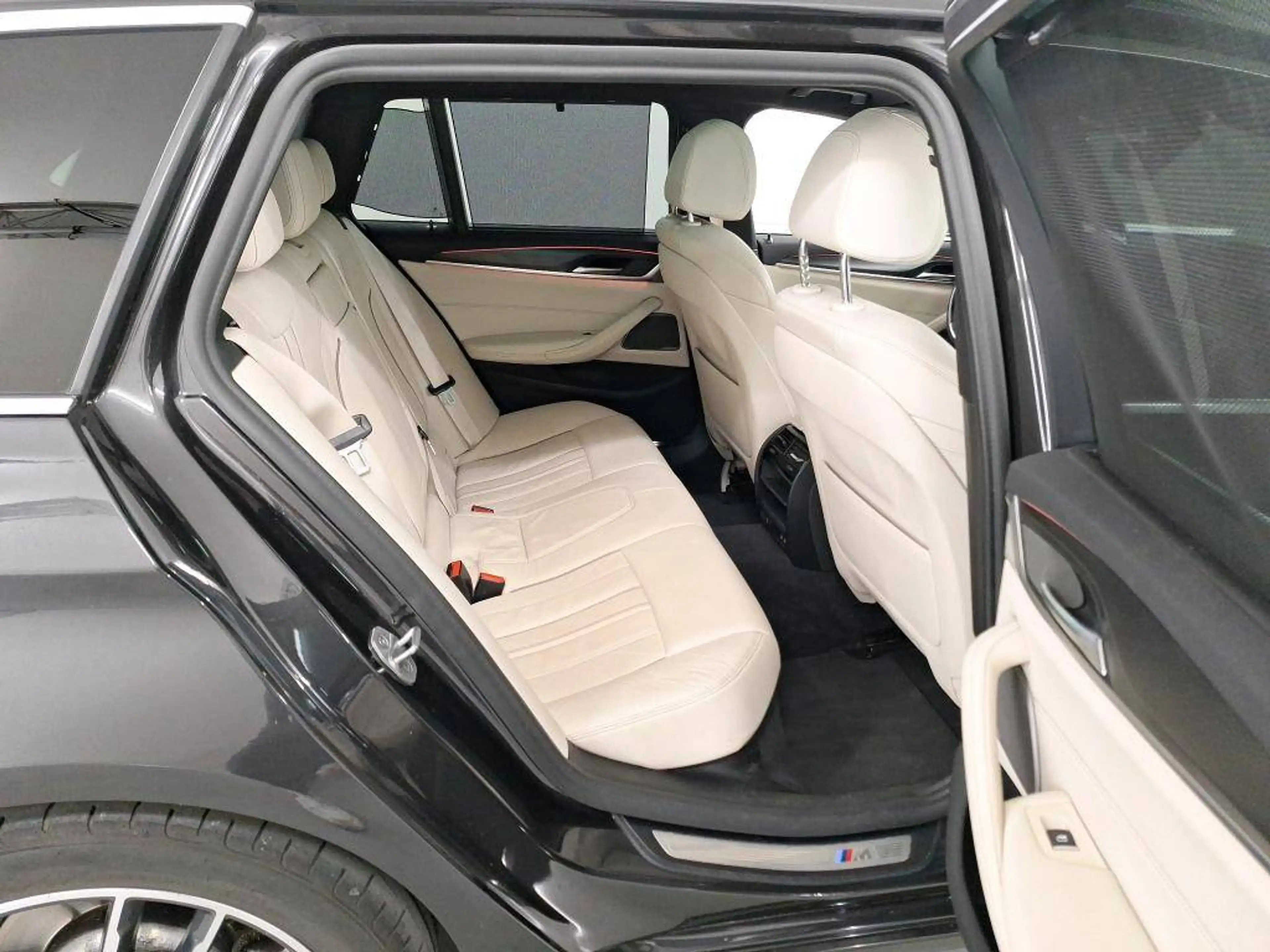BMW 518 dA 150 Touring Kit M **CUIR SPORT-TOIT OUVRANT-CAMERA-DIGITAL-KEYLESS** — photo 7