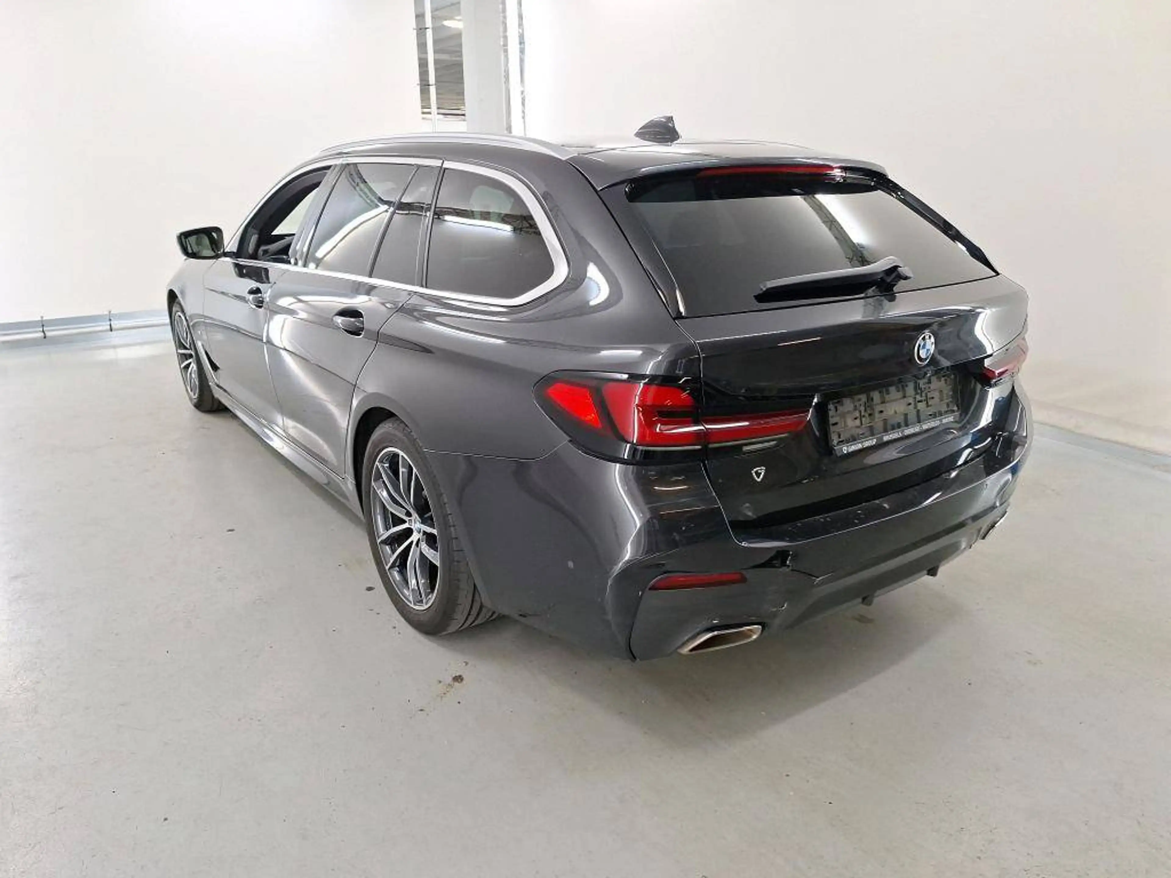 BMW 518 dA 150 Touring Kit M **CUIR SPORT-TOIT OUVRANT-CAMERA-DIGITAL-KEYLESS** — photo 4