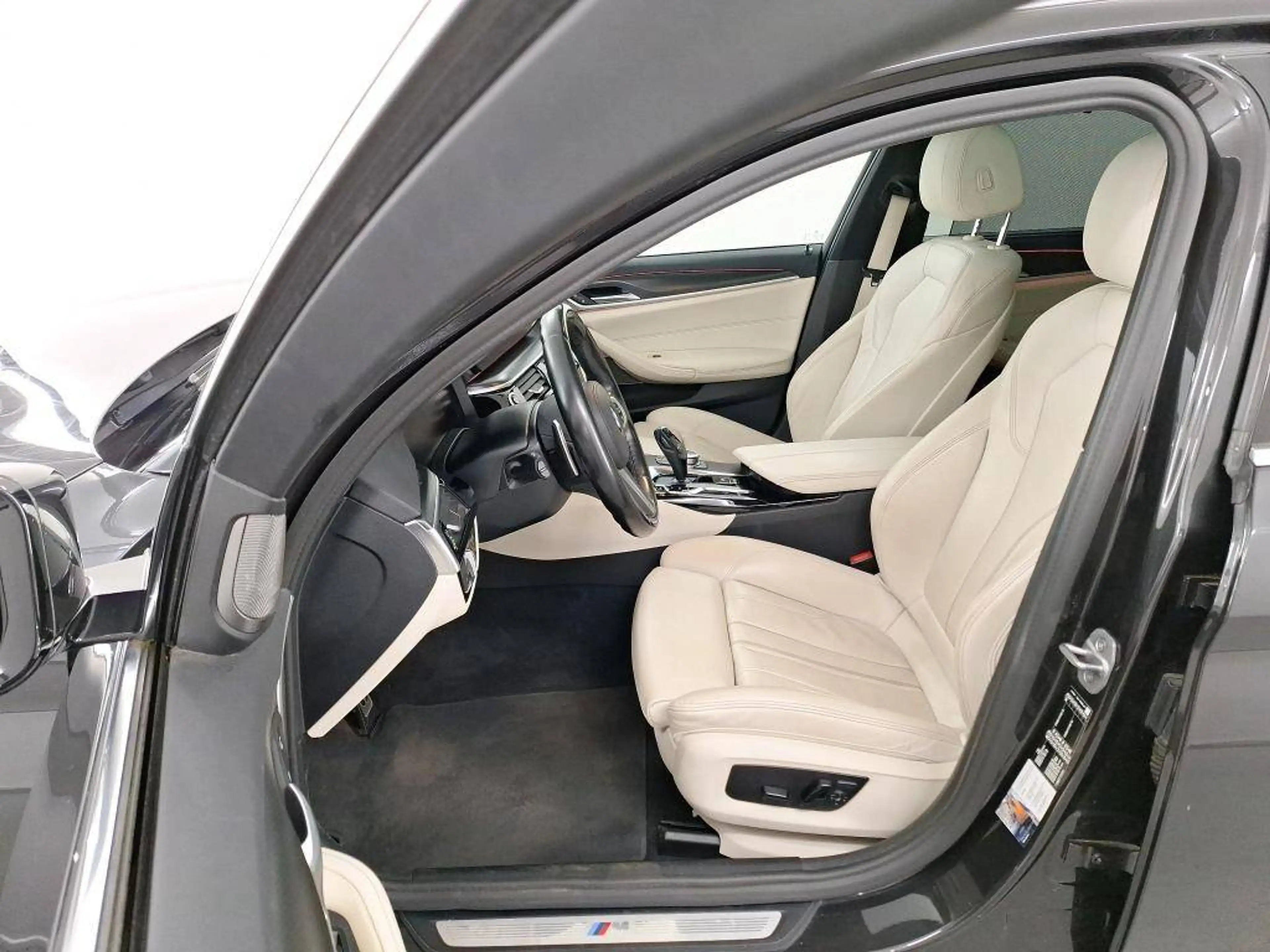 BMW 518 dA 150 Touring Kit M **CUIR SPORT-TOIT OUVRANT-CAMERA-DIGITAL-KEYLESS** — photo 6