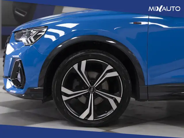 Audi Q3 view 8
