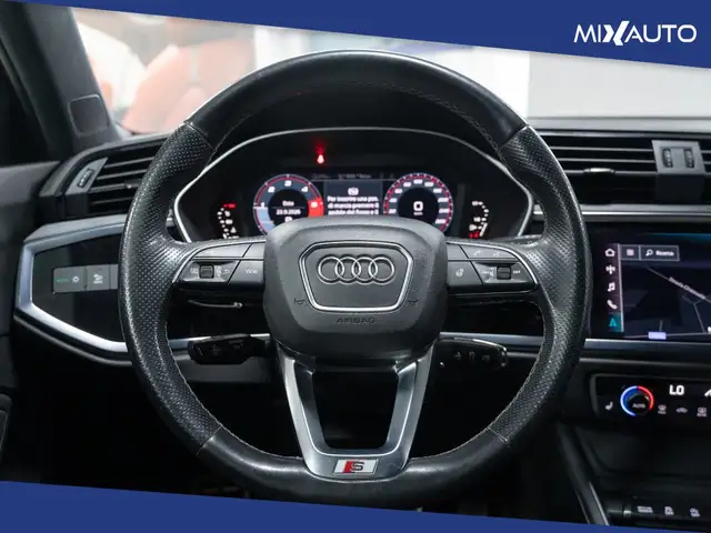 Audi Q3 view 12