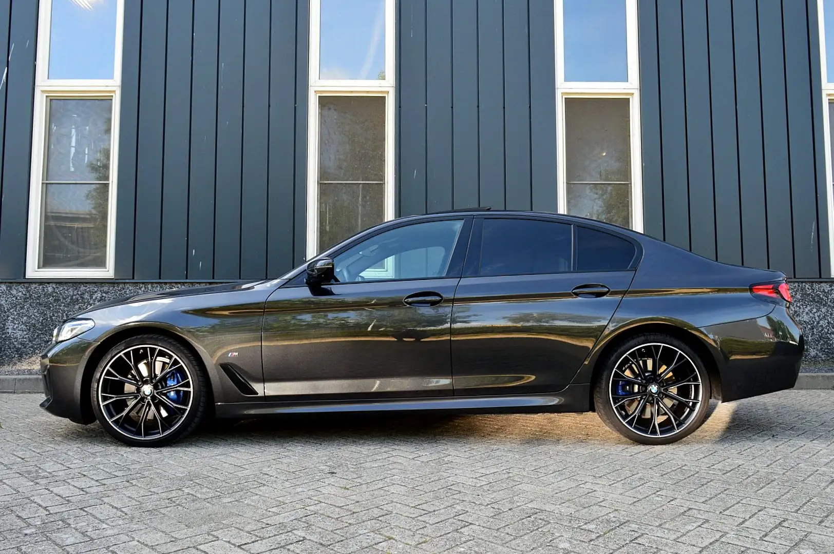 BMW 530 5-serie 530i xDrive M-Sport Rijklaarprijs-Garantie Grijs - 2