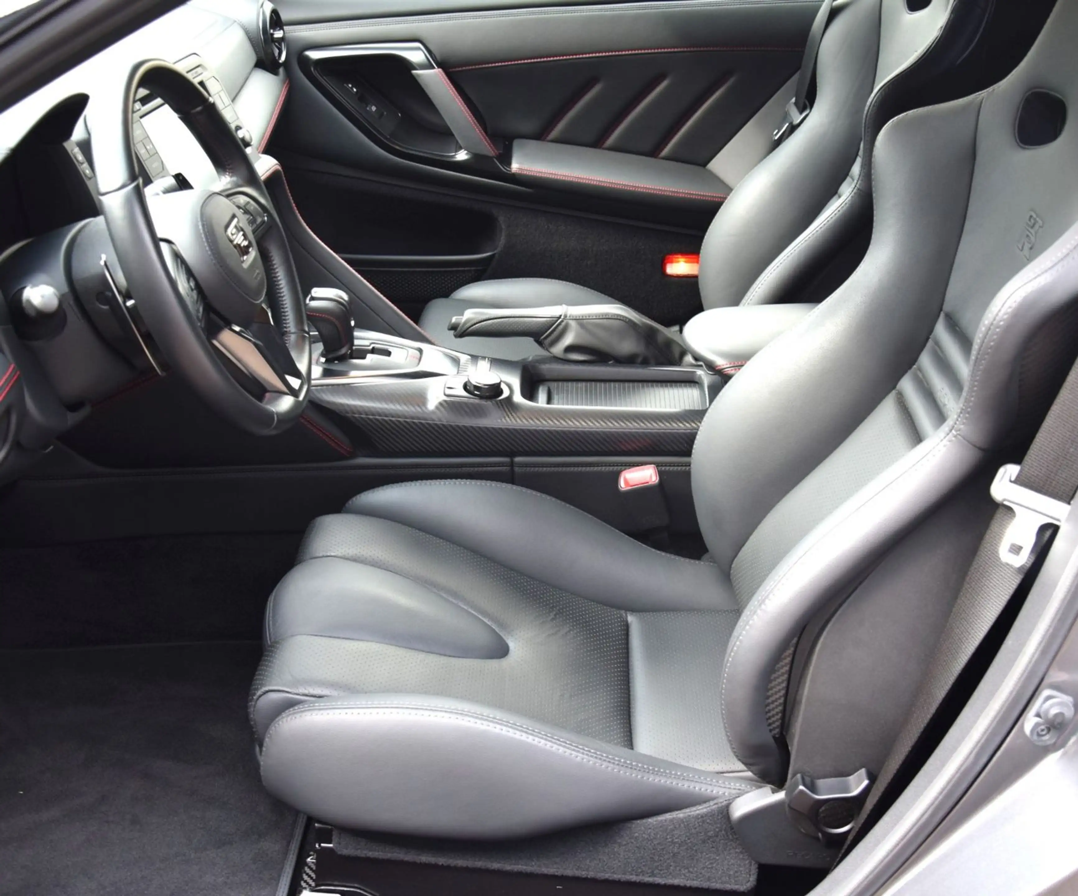 Nissan GT-R Track Edition Scheckheft — photo 14