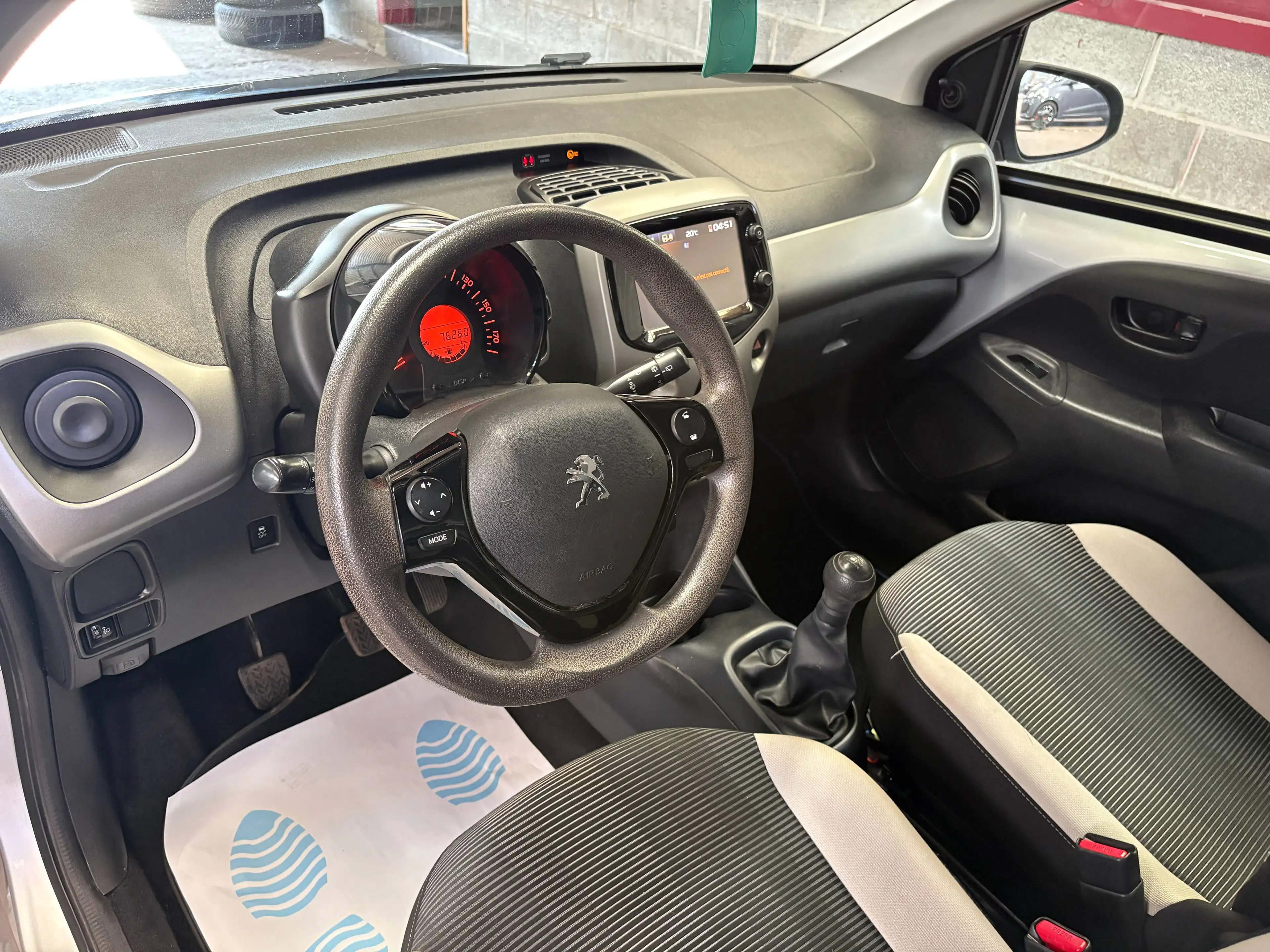Peugeot 108 Cabriolet 1.2 82cv * 76.000 kms* Airco+Bluetooth* Garantie 1 an — photo 9