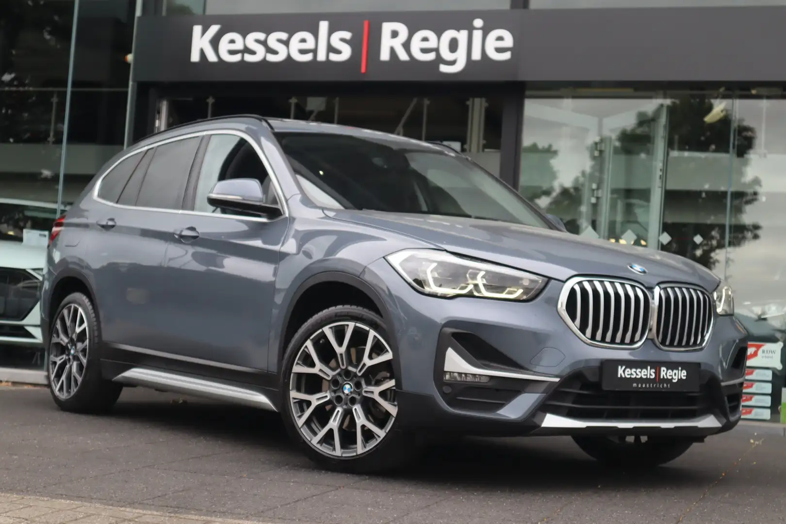 BMW X1 xDrive25e xLine Pano Leer led Navi Trekhaak Camera Grijs - 1