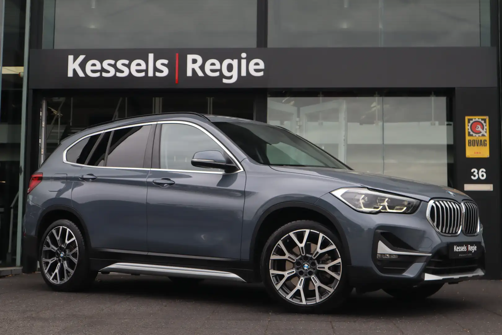 BMW X1 xDrive25e xLine Pano Leer led Navi Trekhaak Camera Grijs - 2