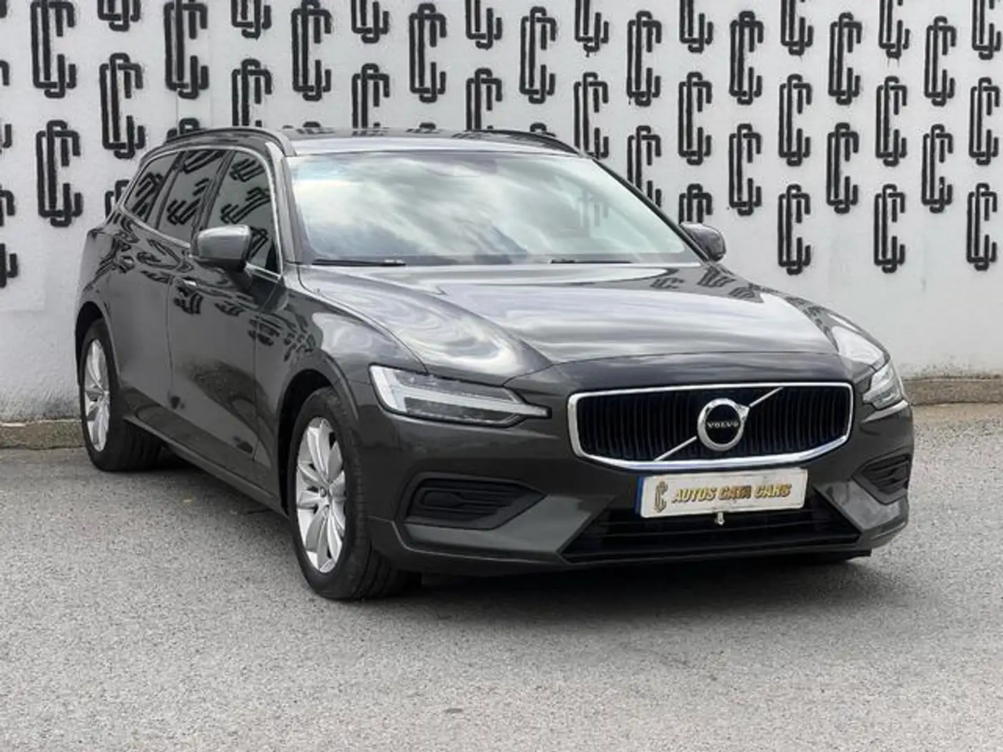Volvo V60 B4 Momentum Pro Aut. Gris - 1