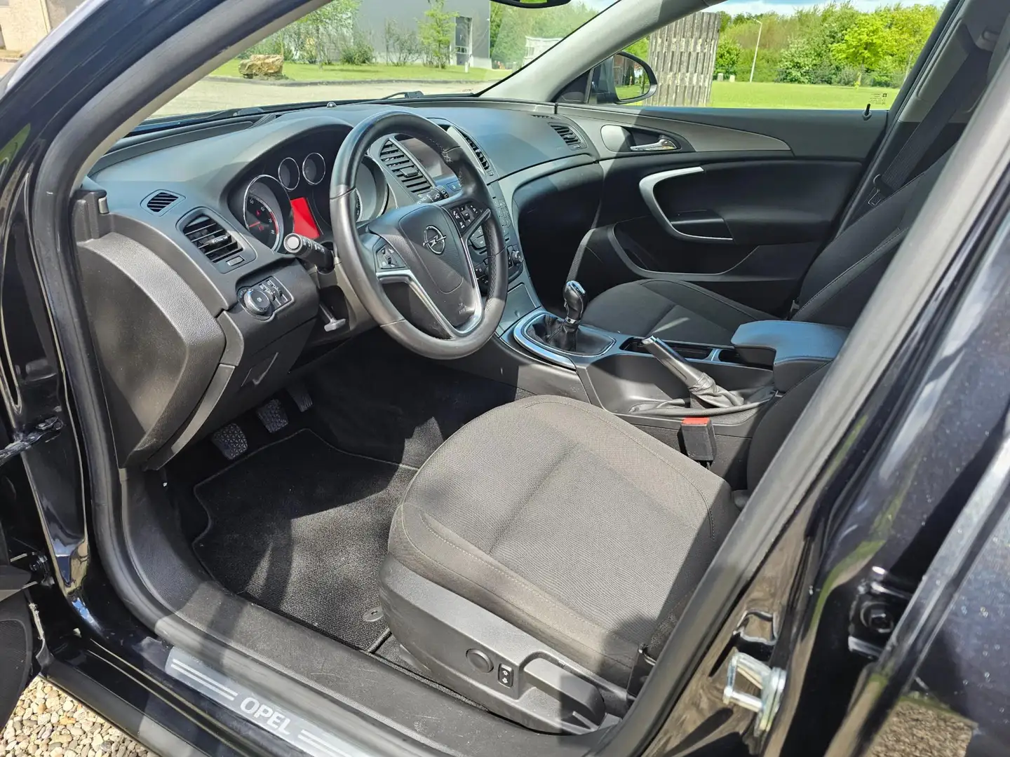 Opel Insignia Sports Tourer 1.6 T Edition AIRCO/cruise Zwart - 2