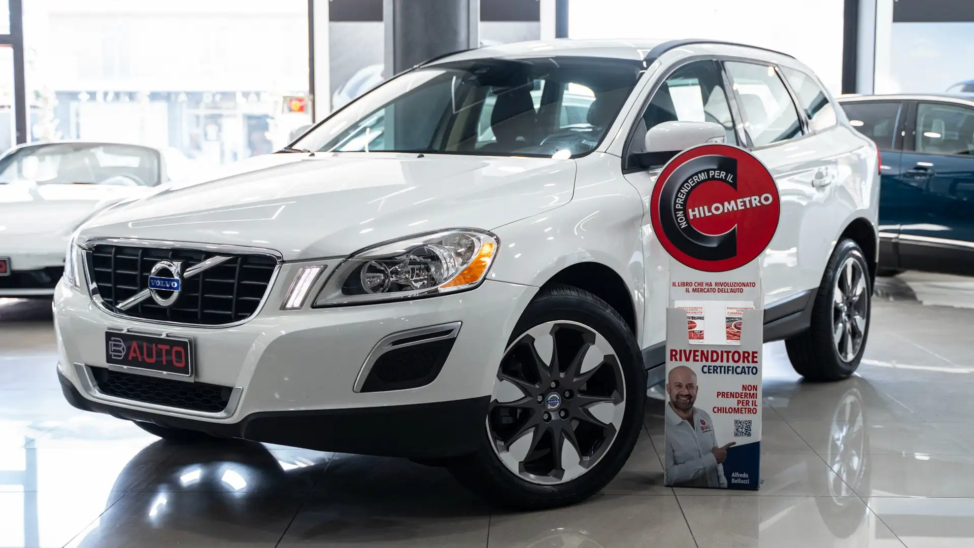 Volvo XC60 D3 MOMENTUM 19" NAVI FULL OPTIONAL Bianco - 1