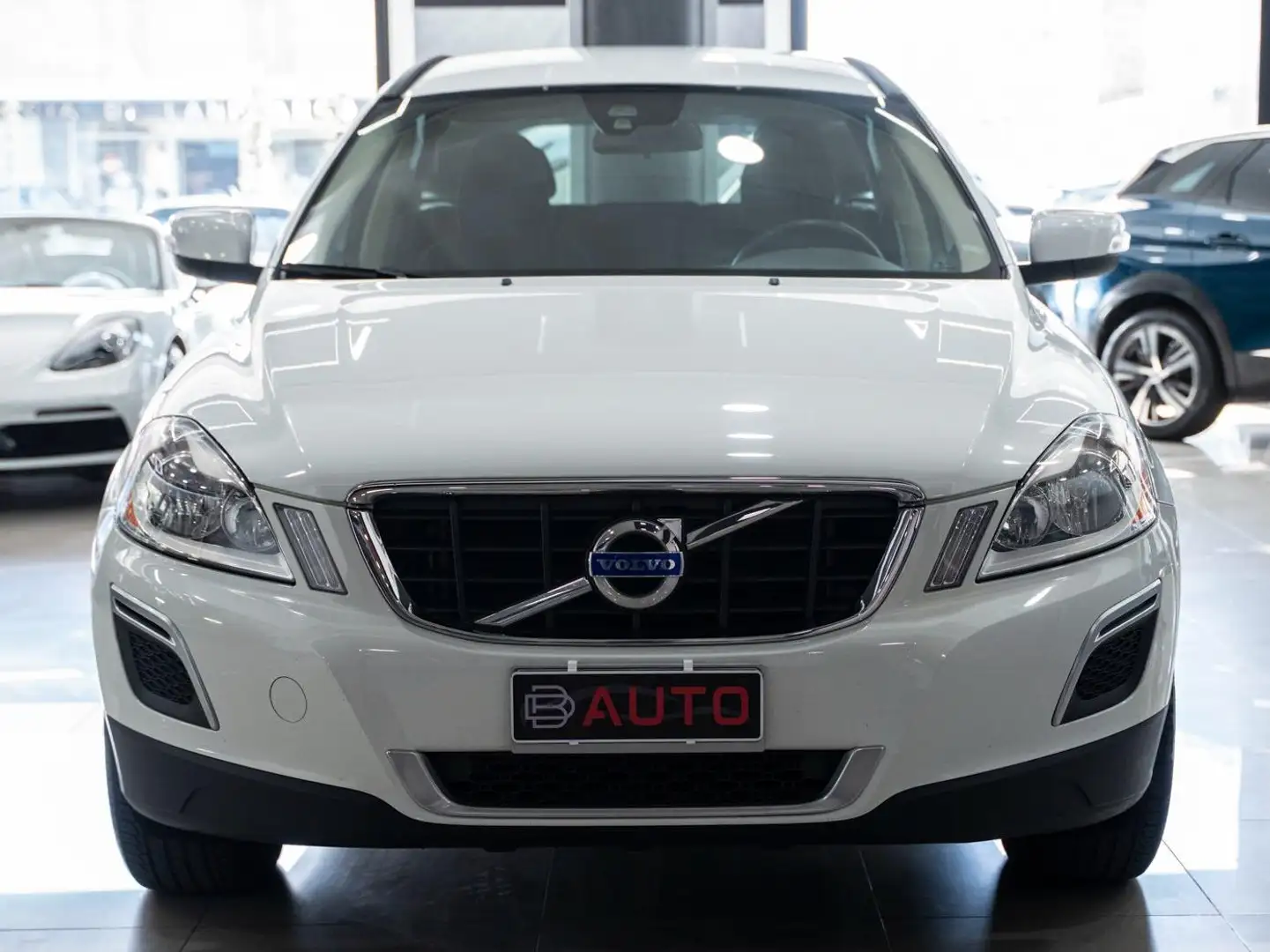 Volvo XC60 D3 MOMENTUM 19" NAVI FULL OPTIONAL Bianco - 2