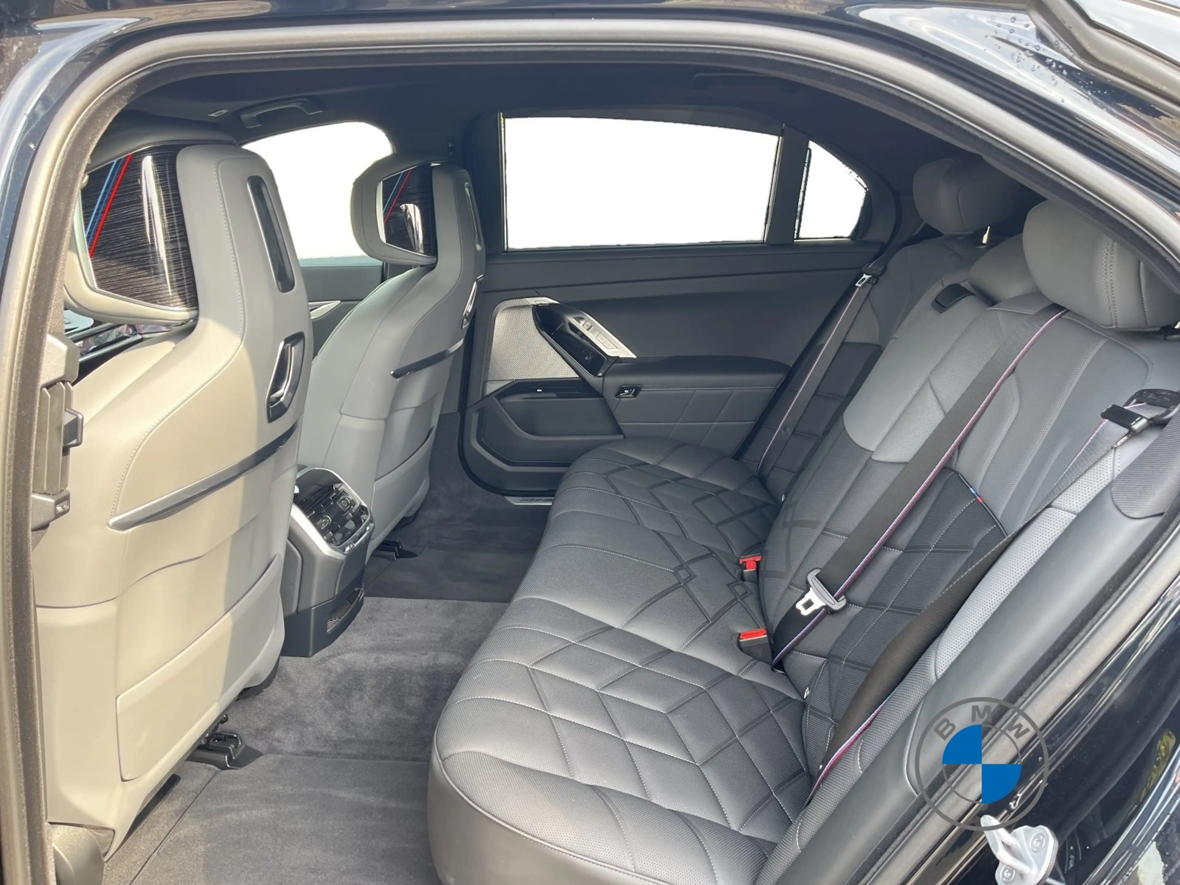 BMW i7 eDrive50 M Sport 20" Massage Sitzbelüft. — photo 15