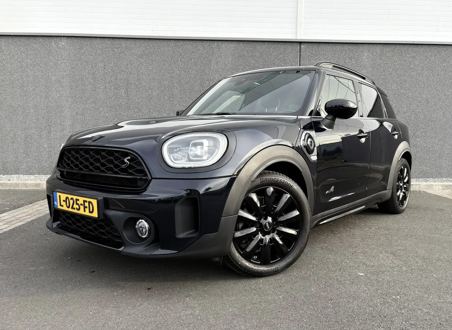 MINI Cooper Countryman MINI 2.0 E ALL4 Yours Pano/Led/Camera/Navi/Keyless Blauw - 1