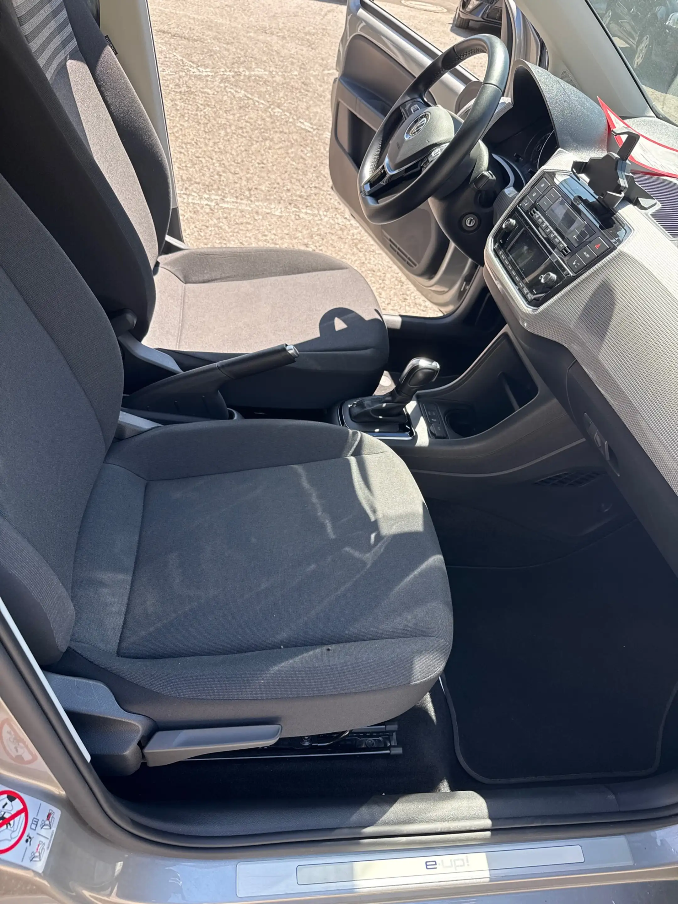 Volkswagen e-up! Style Plus — photo 10