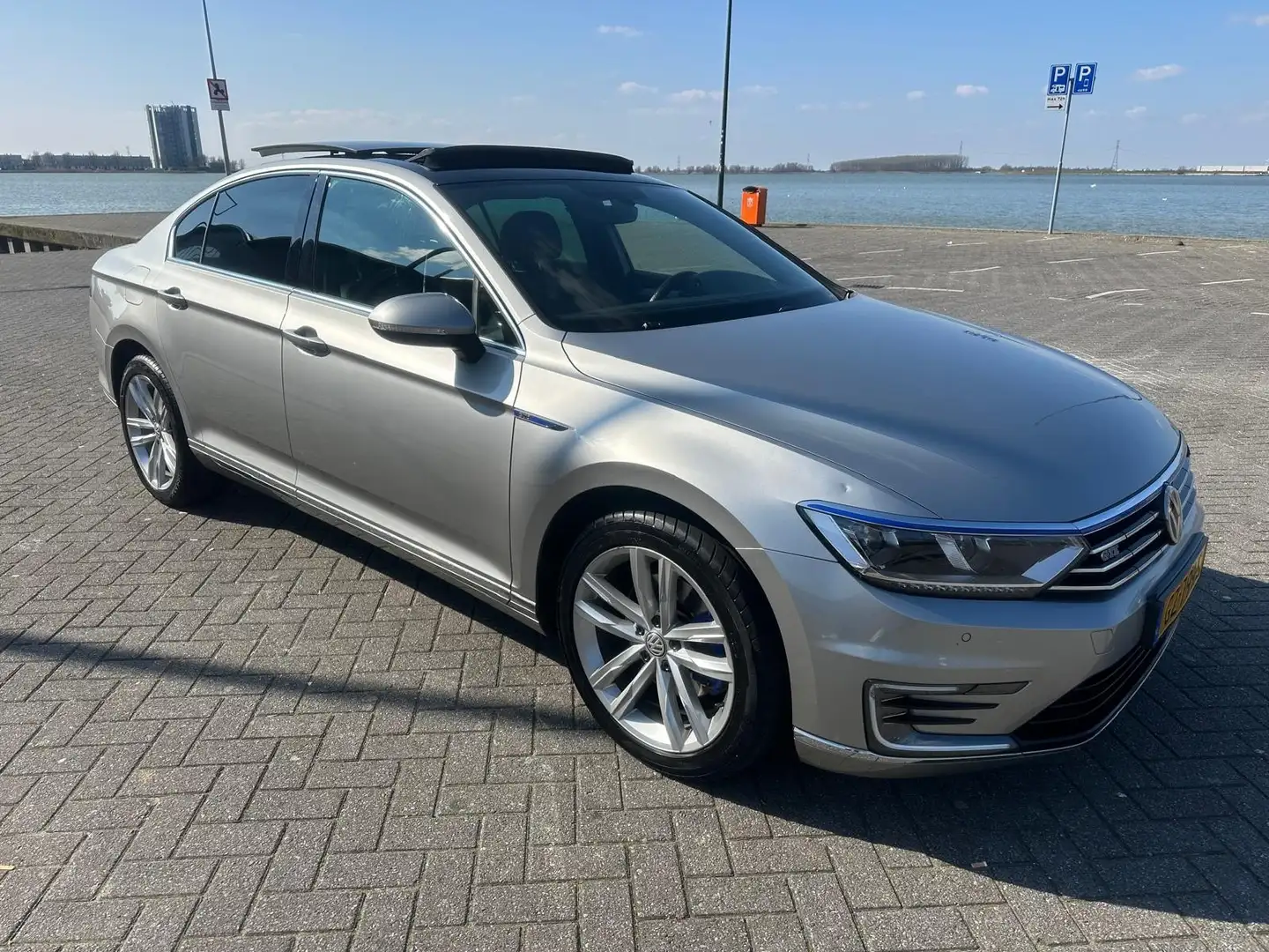 Volkswagen Passat 1.4 TSI GTE Highline Grijs - 2