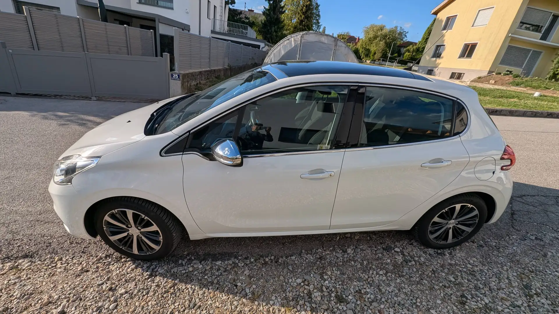 Peugeot 208 208 Allure 1,2 PureTech 82 Allure Weiß - 1