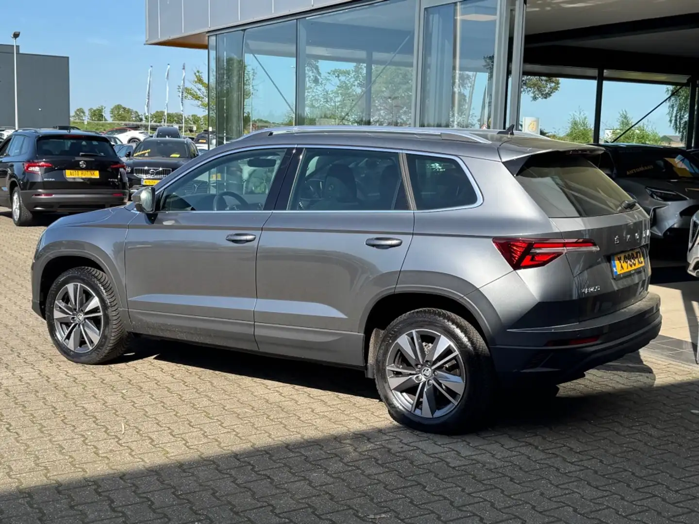 Skoda Karoq 1.5 TSI 150pk Business Ed. Plus - camera - navi - Grijs - 2