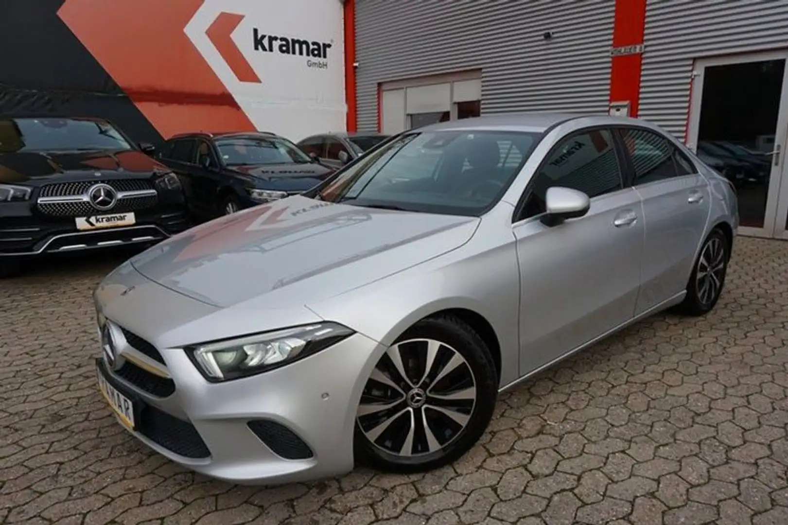 Mercedes-Benz A 180 d Limousine 8G Style DISTRONIC/Kamera Silber - 1