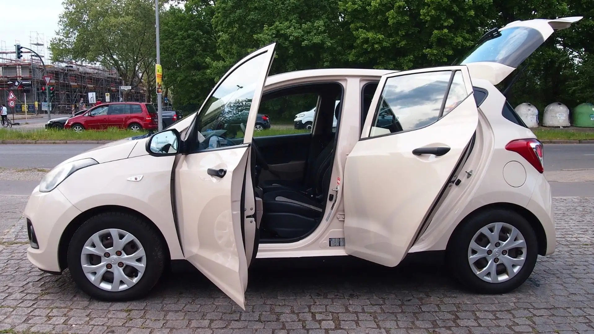 Hyundai i10 Beige - 1