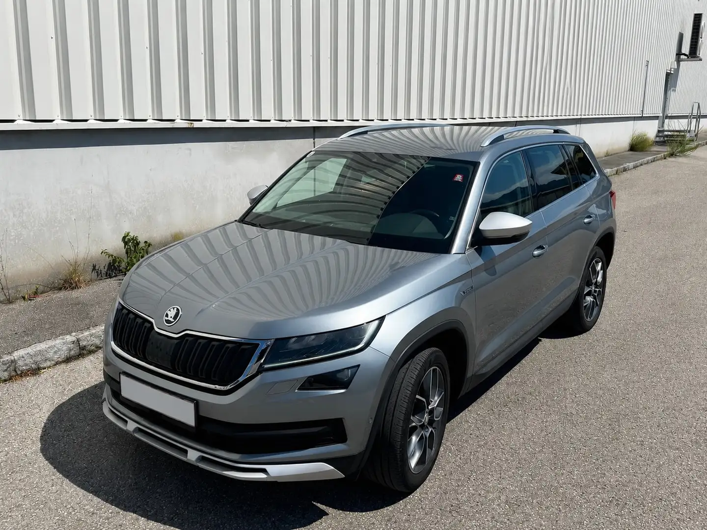 Skoda Kodiaq Škoda Kodiaq Scout 2.0 TDI DSG 4x4 | Matrix | ACC | Kamera | AHK | Lenkradheizung Silber - 2
