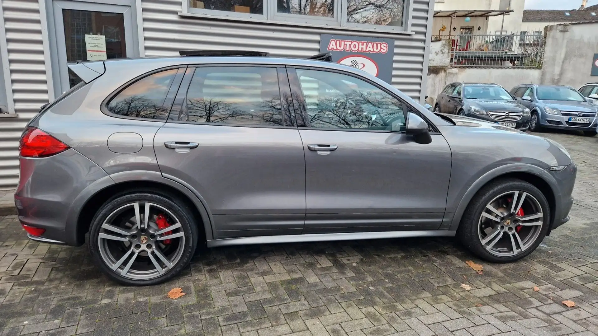 Porsche Cayenne 3.0 GTS PANORAMA+SHZ+SUBWOOFER+2.HAND Grijs - 2