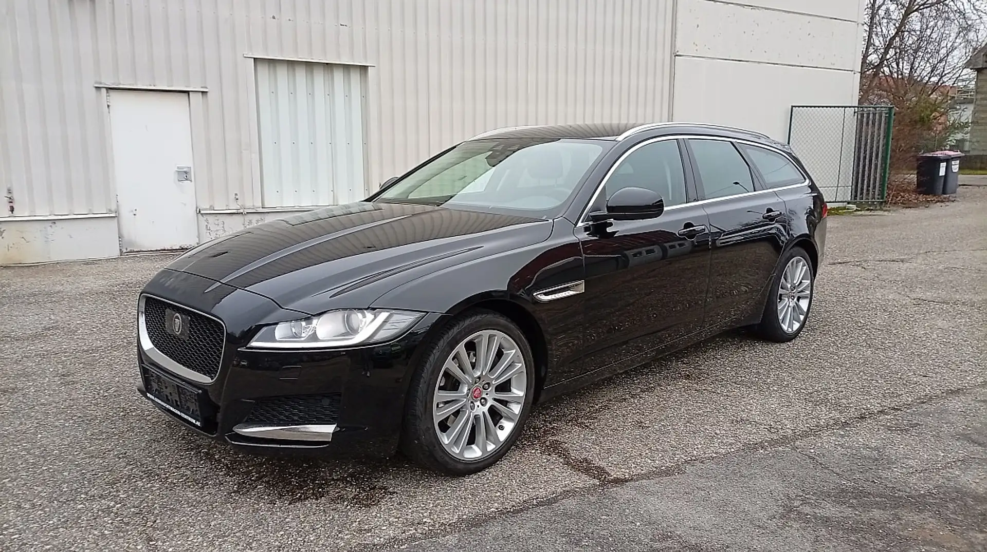 Jaguar XF Sportbrake 20d AWD Pure Aut. Noir - 1