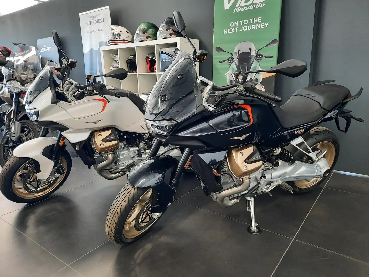 Moto Guzzi V 100 Blanc - 1