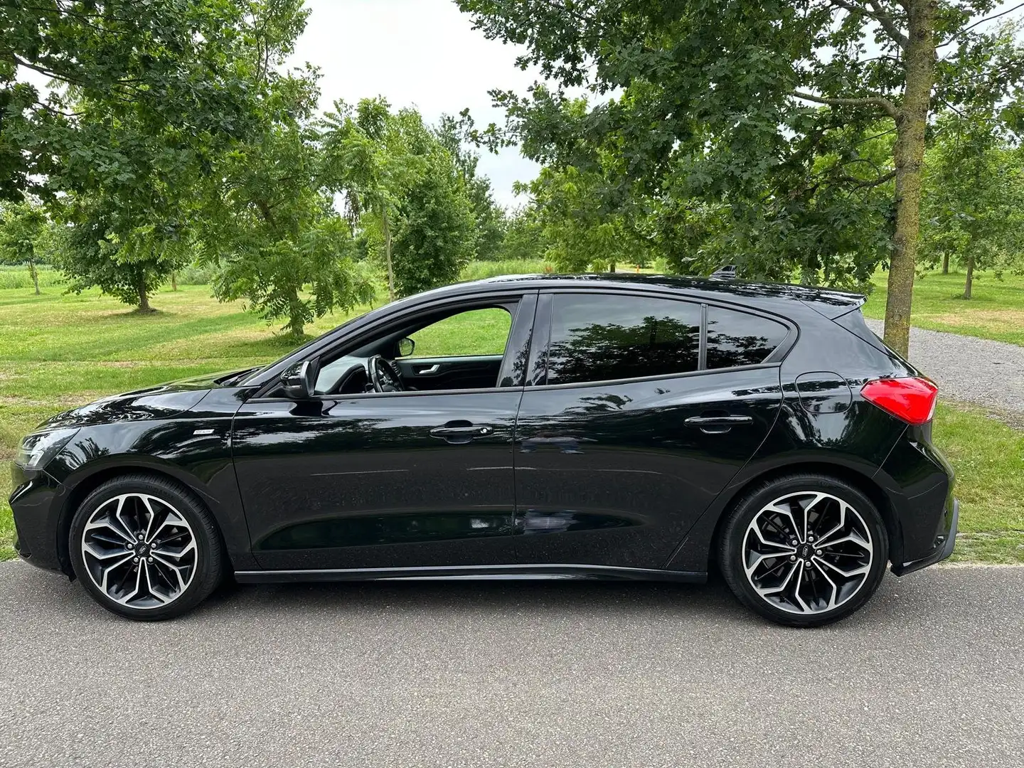 Ford Focus 1.5 EcoB.Hatchback  ST- Line Vignale Automaat Zwart - 1