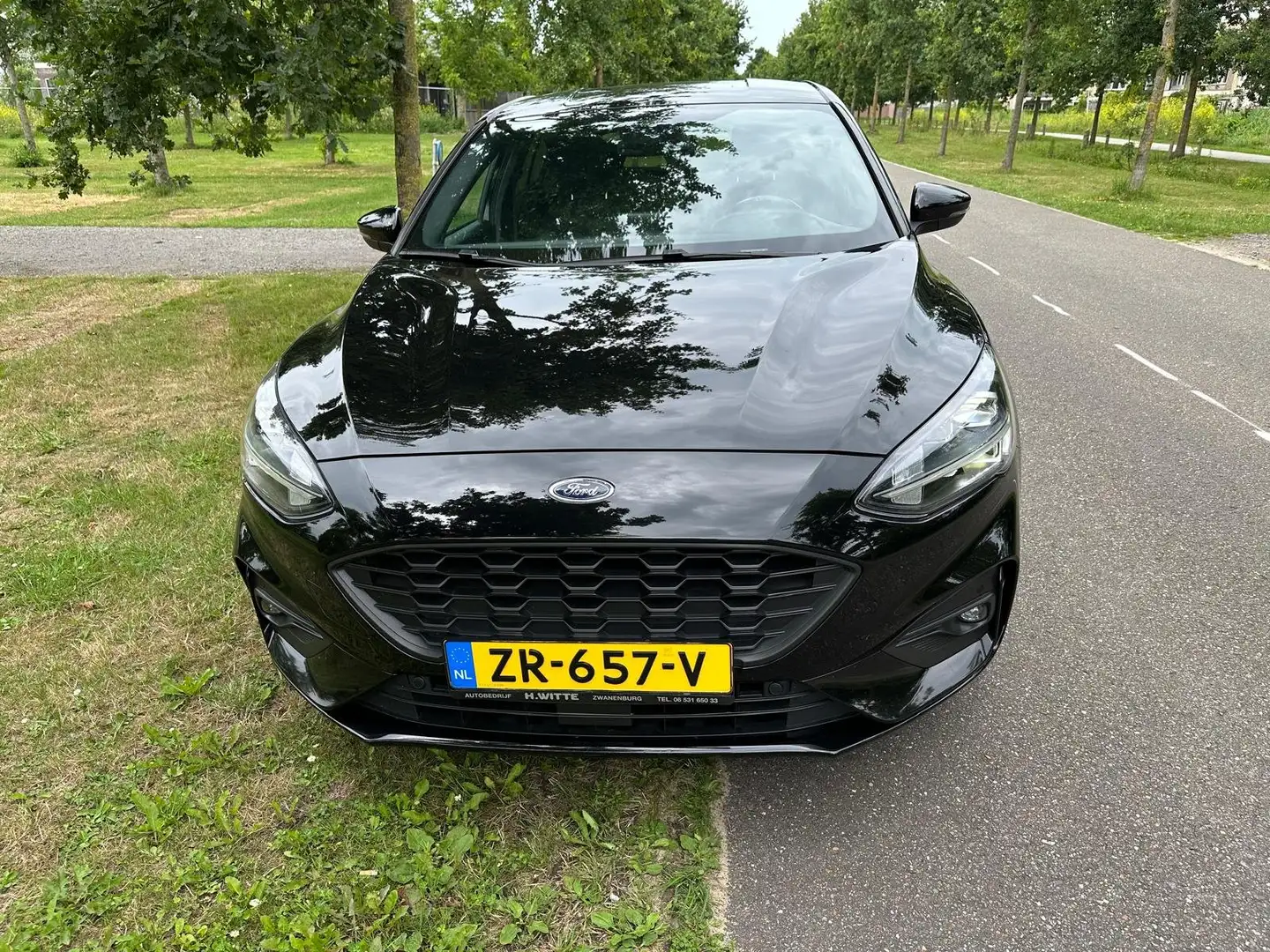 Ford Focus 1.5 EcoB.Hatchback  ST- Line Vignale Automaat Zwart - 2