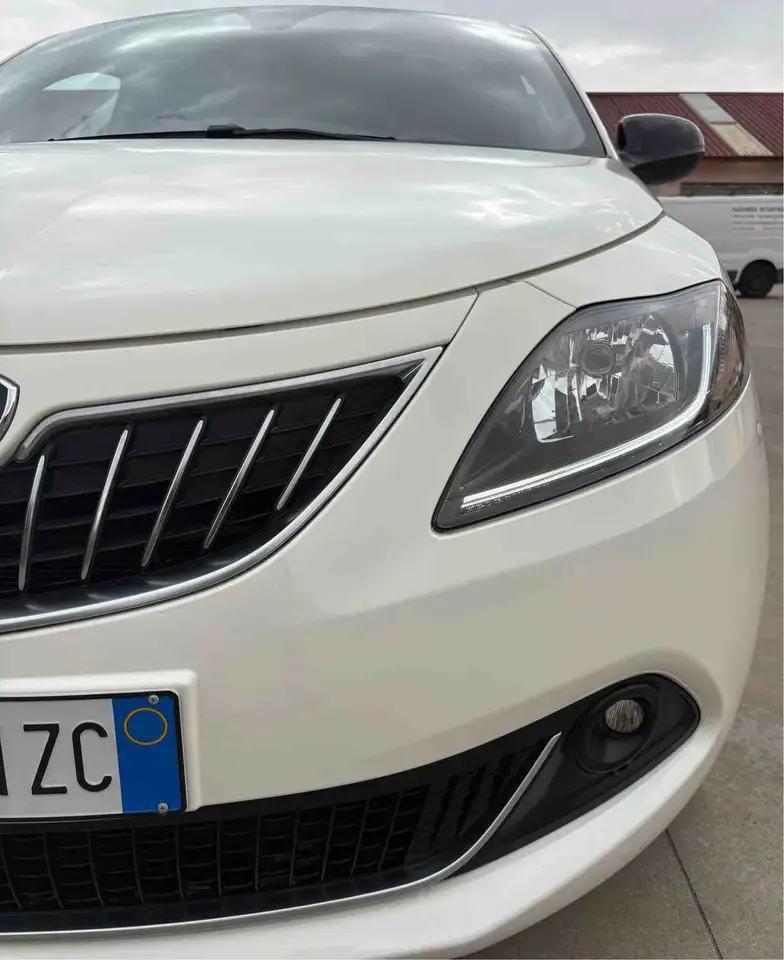 Lancia Ypsilon 2023 — фото 9