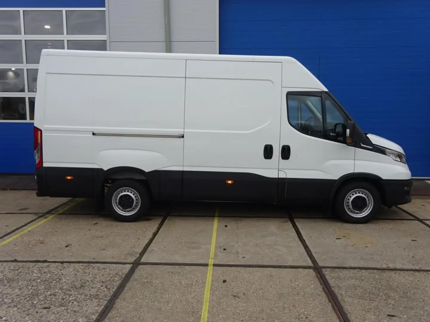 Iveco Daily 35S16V EURO 6 - L2 H2 - 160 PK Automaat - Airco - Wit - 2