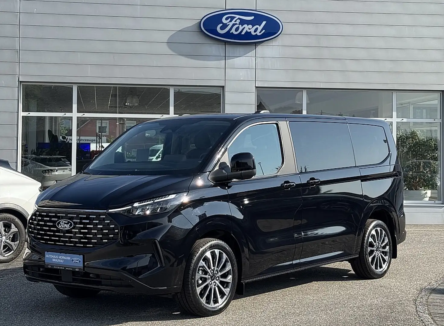Ford Tourneo Custom Bus 2,0 EcoBlue 320 L1H1 FWD Titanium Aut. Schwarz - 1