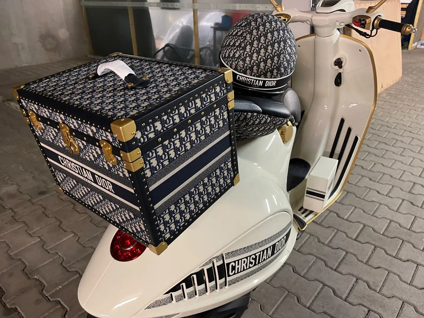 Vespa 946 DIOR Christian Dior HELM + TOPCASE SEPARAT - 1