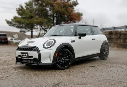 White 2024 MINI Cooper S 2-Door Hatchback FWD Hatchback Front-Wheel Drive 7-Speed Dual Clutch