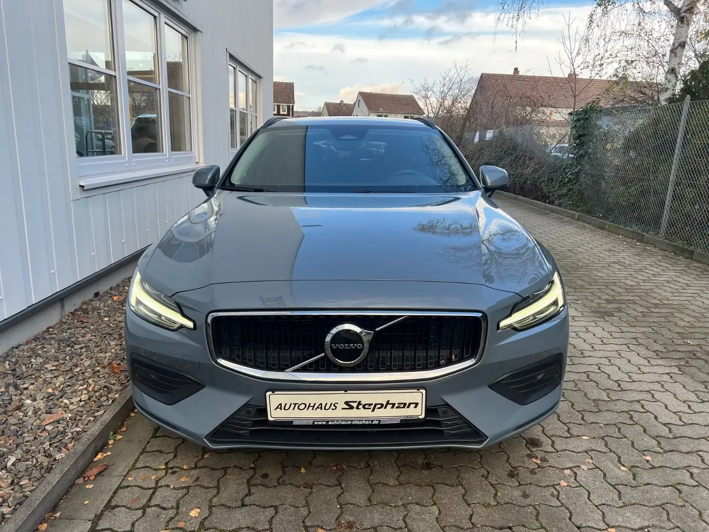 Volvo V60 B4 Diesel Automatik CORE GARANTIE Grau - 2