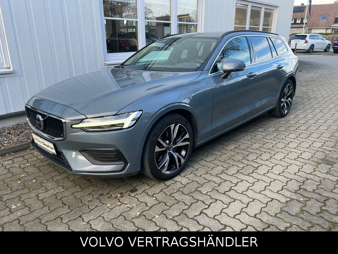 Volvo V60 B4 Diesel Automatik CORE GARANTIE Grau - 1