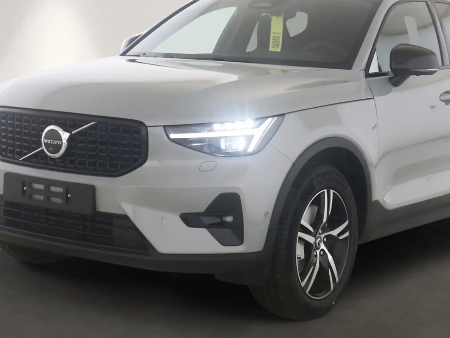 Volvo XC40 Plus Dark B3 EU6e HarmanKardon Navi Digitales Cock Grau - 2