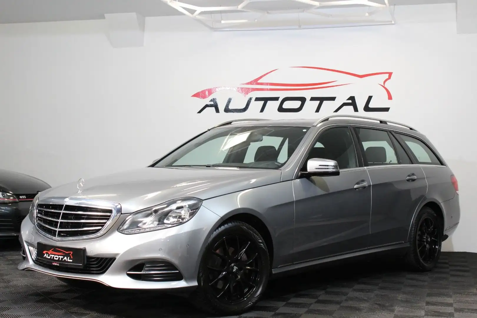 Mercedes-Benz E 200 *T-Modell*Automatik*Navi*LED*AHK*2014* Срібний - 2