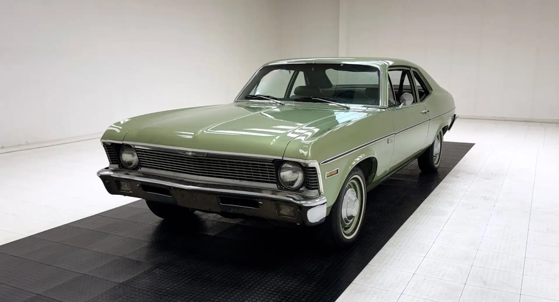 Chevrolet Nova 2 Door Sedan Grün - 1