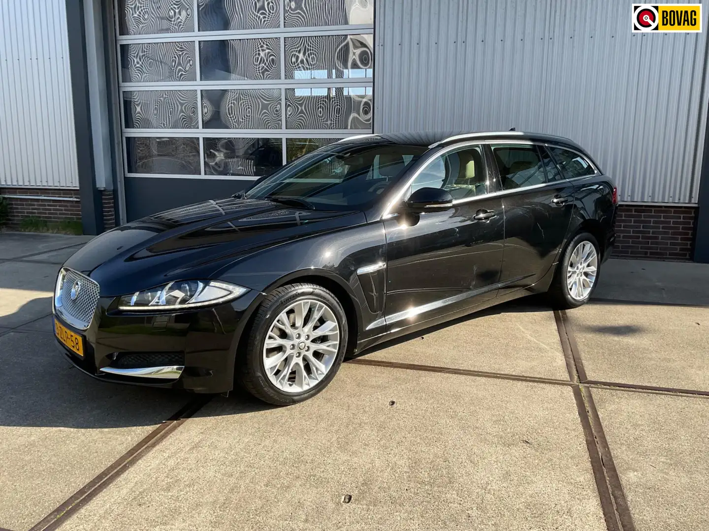 Jaguar XF Sportbrake 2.2D S Premium Business Edition Zwart - 1