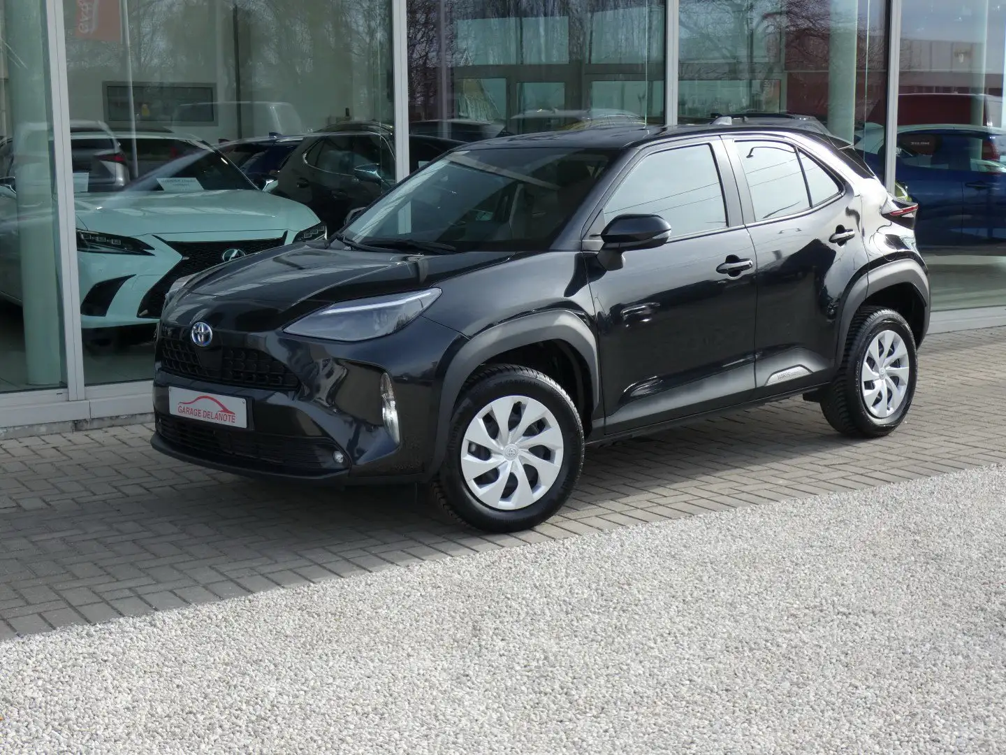 Toyota Yaris Cross 1.5i HYBRID Dynamic +Carplay +Parkeercamera Zwart - 1