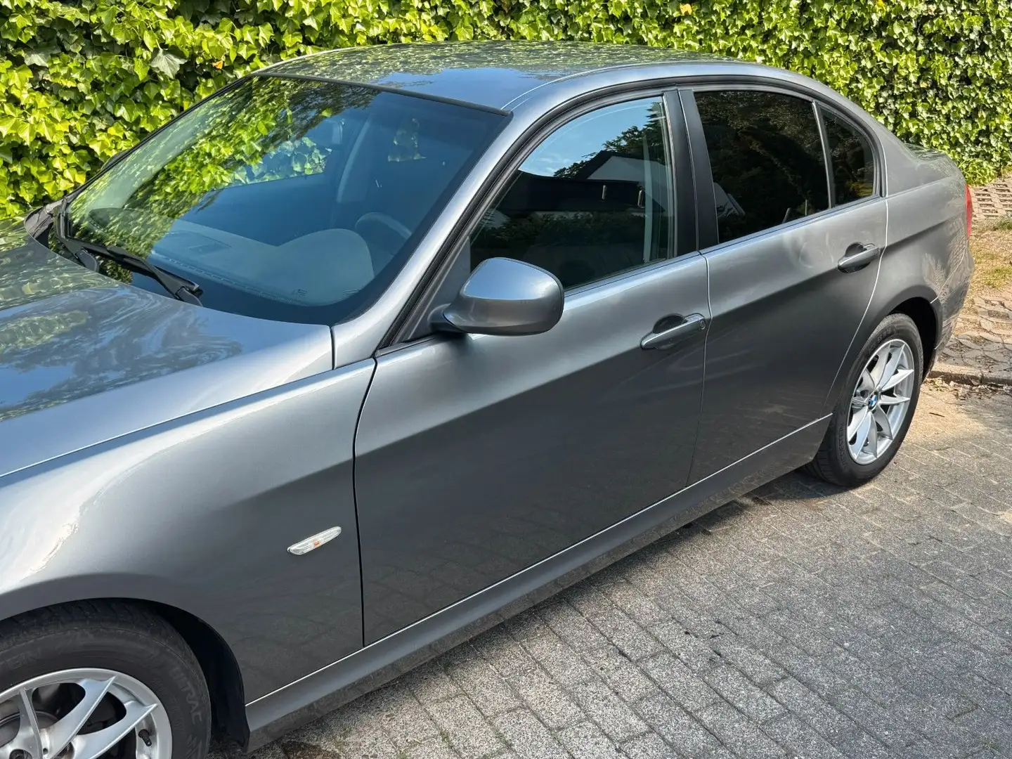 BMW 318 i *LED*Sitzheizung*Klima*Scheckheft* Grau - 2